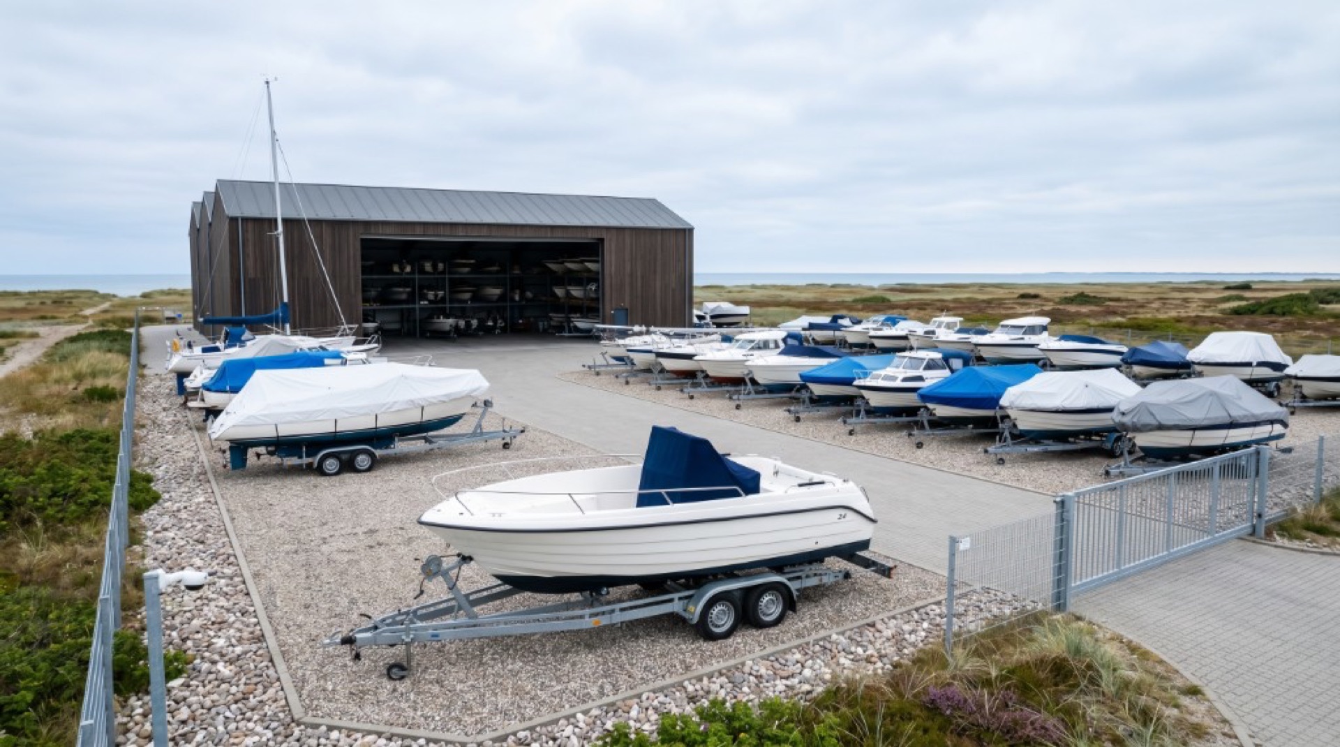 Både på trailer på sikret opbevaringsområde nær kysten.